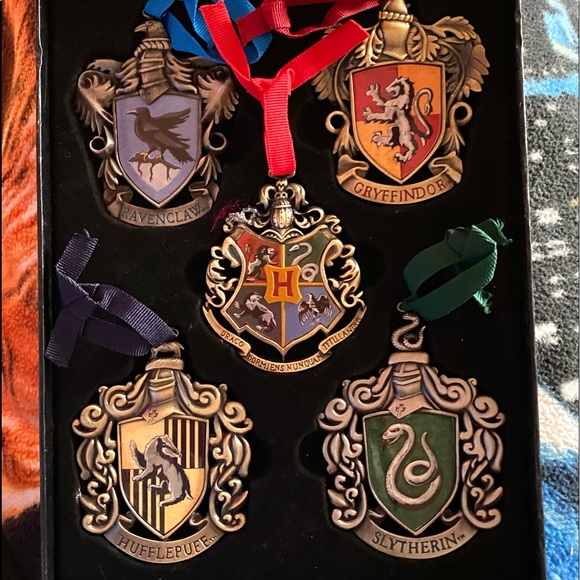 🎄HARRY POTTER ornaments! All 4 houses and Hogwarts. Never used in box - Picture 5 of 15